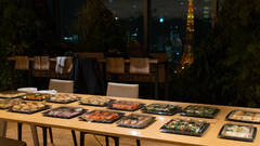 東京タワーが見えるオフィスで、お肉オードブルを囲んで忘年会