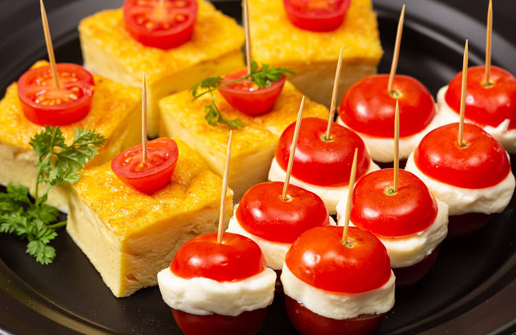 一口サイズでスペイン風オムレツ/トマトとチーズのプチカプレーゼ