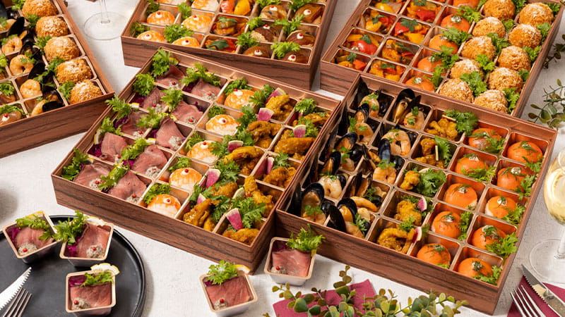 シェフこだわりの料理と冷えたドリンクをお届け