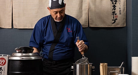 職人が目の前で作るアツアツ出来立てラーメン