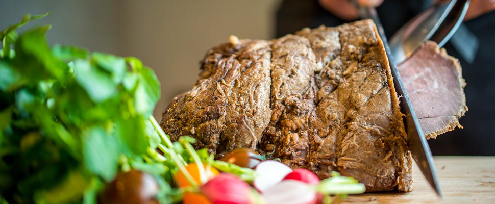 異なる味わいを楽しめる豊富なサラダと肉料理