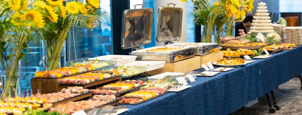 特別なパーティーや懇親会にふさわしい、高級感あふれるケータリングをラインナップ。厳選された牛肉の食べ比べやトリュフを使った料理、フォアグラやオマール海老など、華やかなメニューをそろえています。温かい料理に対応したプランも多く、レストランのような食事体験を気軽に取り入れられるのも嬉しいポイント。見た目だけでなく味わいにもこだわった料理で、特別なシーンにふさわしい、印象に残る食事として楽しめます。