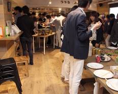 おしゃれなウッド調の会場でのパーティでした！