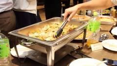 ボリュームたっぷりの温かい料理で大満足！レストランよりお得な、コスパ重視のケータリング懇親会