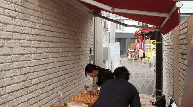 会場の外で、お料理の盛り込み　準備万端です