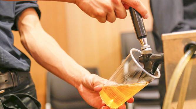 ビールサーバーからサーブするビールは格別ですね