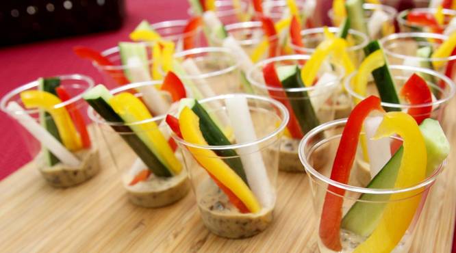 菜園風スティックサラダ　畑に見立てたソースを付けて