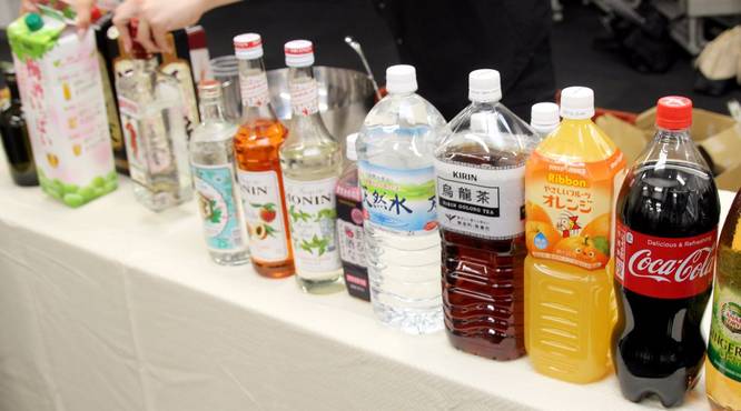 何を飲みますか？　種類豊富なドリンクカウンター