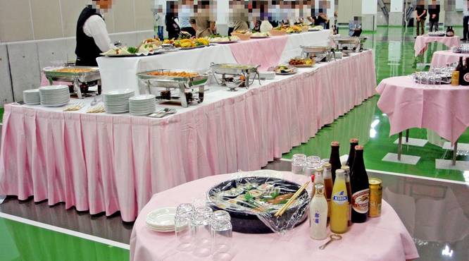 歓談卓にはキンキンに冷えたビールやジュース、お寿司も配備しています！