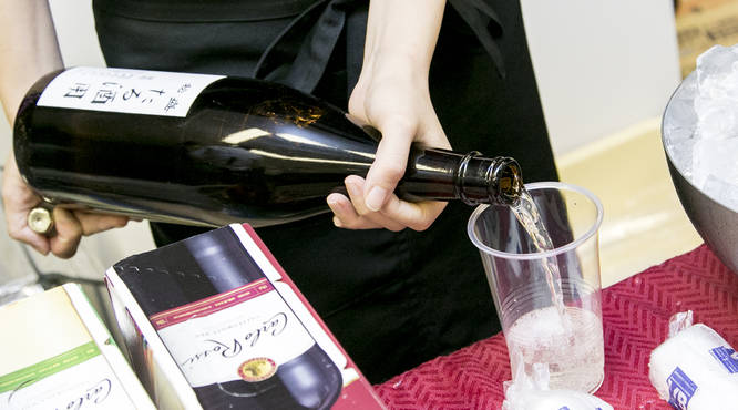 何飲みますか？　サービススタッフがサーブ