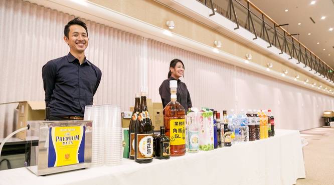 ドリンカーも笑顔で接客いたします！