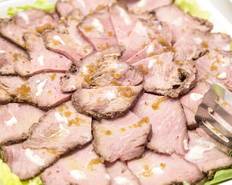 パーティーに欠かせないローストビーフ　トングを添えています