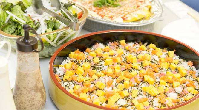 シーザーサラダは、シーザードレッシング・胡麻ドレッシングをかけて