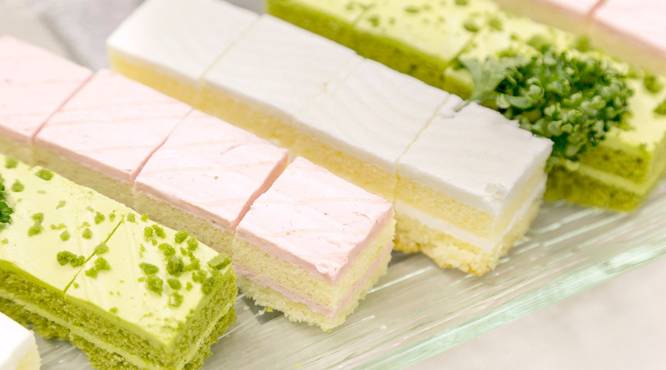 食後のデザートは季節の1口カットケーキ