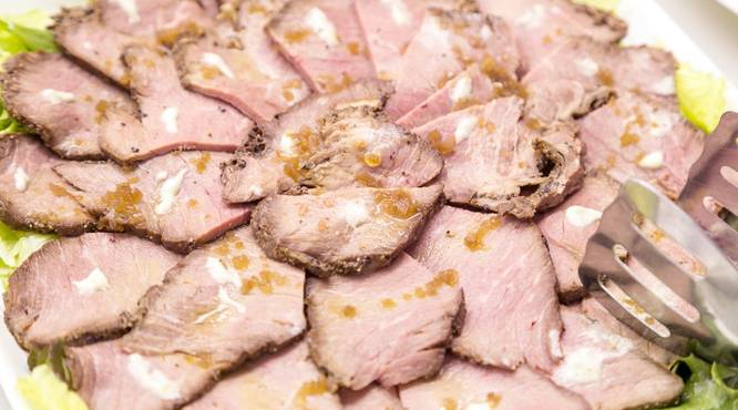 パーティーに欠かせないローストビーフ　トングを添えています