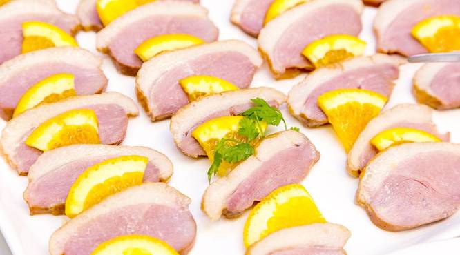 合鴨ロースはさっぱりとオレンジを添えて