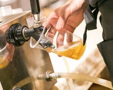 ビールはサーバーでサーブします