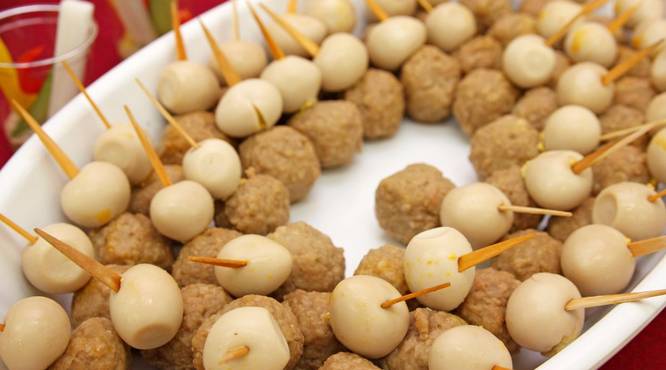 なかなか珍しい　和のテイストのピンチョス　（鶏つくねとうずら煮玉子のピンチョス）