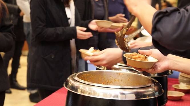 熱々カレーをスタッフがサーブ