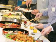 久しぶりに集まる同窓会！美味しい料理とお酒で話が弾みます♪