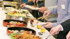 久しぶりに集まる同窓会！美味しい料理とお酒で話が弾みます♪