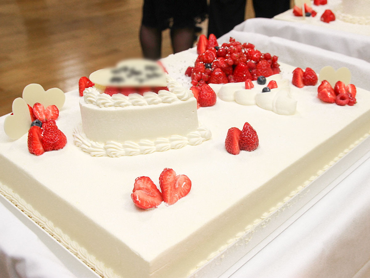 巨大なアニバーサリーケーキに感動 デザートが即完売した新入生歓迎会 シェフコレ