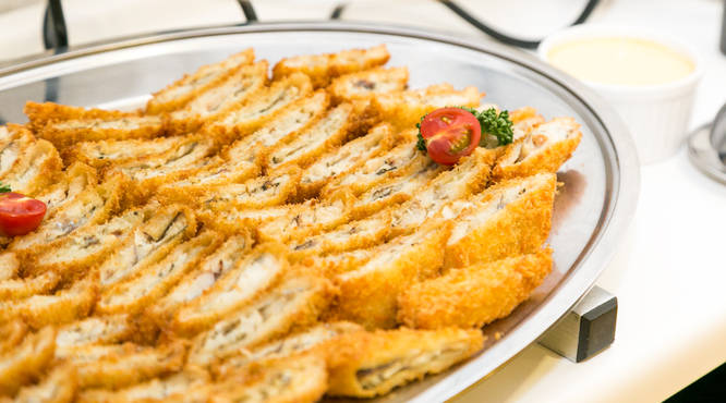 シルバープレートにきれいに盛り付け