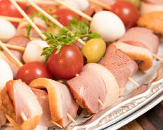 合鴨ロースとミニトマトのピンチョス