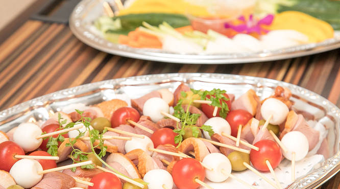 ピンチョスや野菜スティックが鮮やか