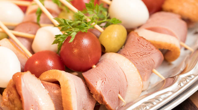 合鴨ロースとミニトマトのピンチョス