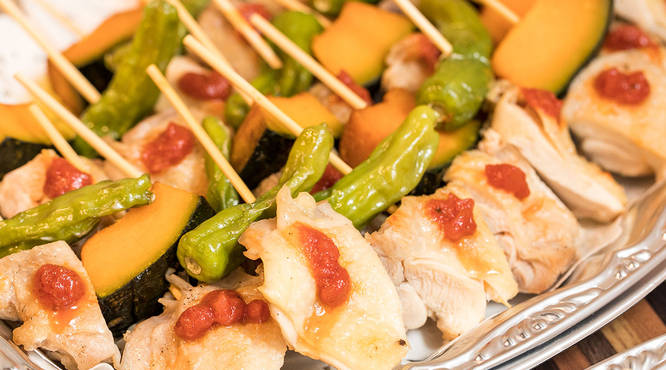 鶏もも肉と野菜のピンチョス-トマトソースがけ