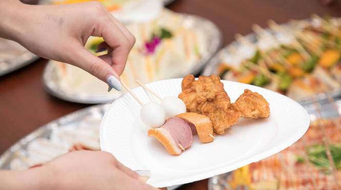 紙皿に好きなだけ取るスタイル