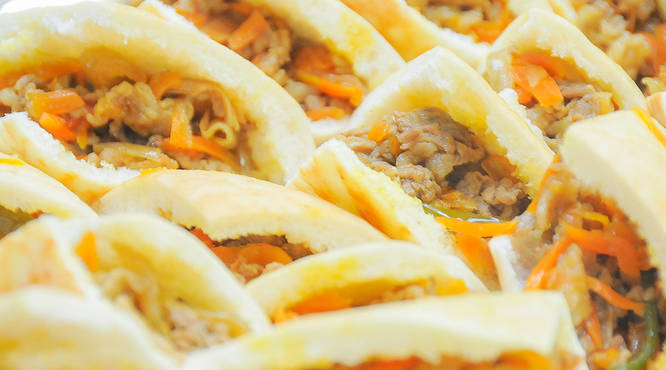 たれが染み込んだ牛焼肉たっぷりのピタパン