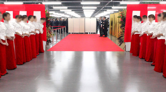 紅白衣装のコンパニオンがアテンド