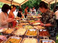 大自然の中で想いを込めて誓い、風景と美食でおもてなしを。緑と光に包まれたガーデンウエディング