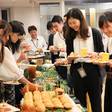 みんなでワイワイ取り分けています。