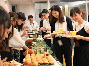 みんなでワイワイ取り分けています。