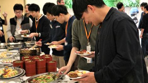 感謝の気持ちを込めた懇親会、立食形式だから多くの人と歓談しやすい！
