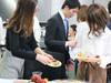 フレッシュな笑顔がまぶしい！ケータリングの料理とお酒で新入社員歓迎会