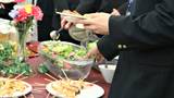 早稲田大学合気道部、OB達と現役生が一堂に会して料理を囲む