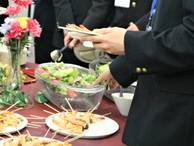 早稲田大学合気道部、OB達と現役生が一堂に会して料理を囲む