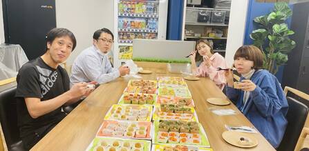美味しいオードブルを囲んでみんな笑顔に
