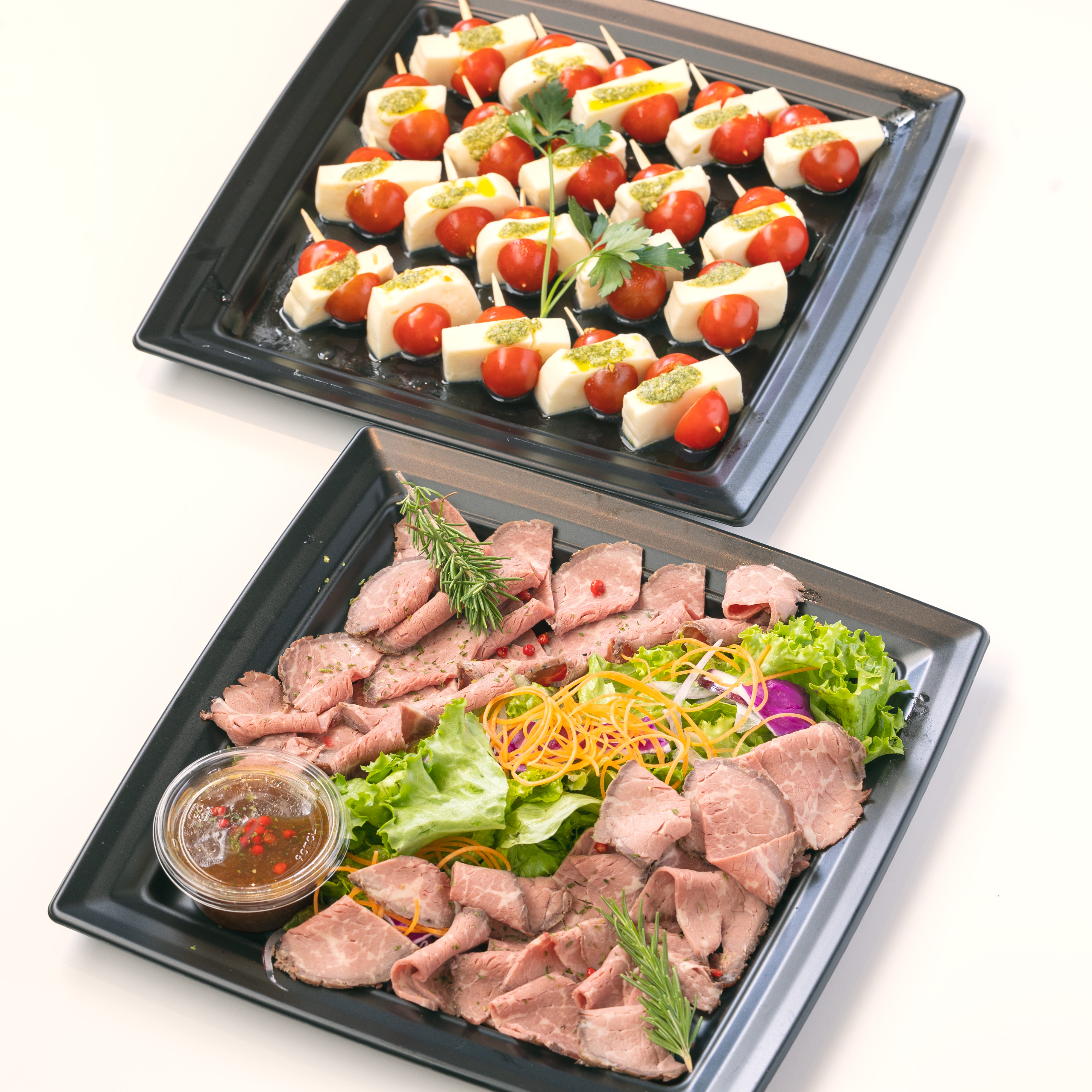 お肉たっぷりオードブルを囲んで楽しく社内懇親会｜AKITO(アキト