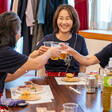 お料理とお酒が揃ったら全員で笑顔で乾杯！アットホームなお祝いパーティーの始まりです。