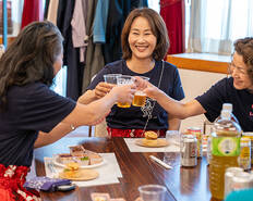 お料理とお酒が揃ったら全員で笑顔で乾杯！アットホームなお祝いパーティーの始まりです。