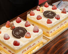 「米寿」「Tomoko祝」の特製プレート付き豪華ショートケーキ！サプライズに歓声が上がります。
