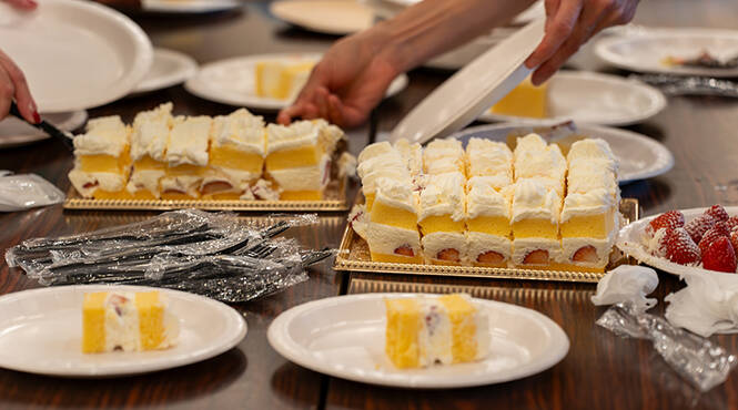最後はみんなでケーキを取り分けて甘いデザートタイム！カトラリーも一式揃って便利です。
