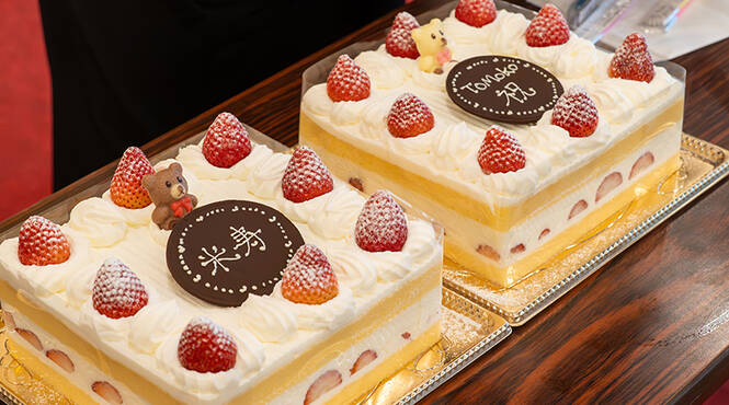 「米寿」「Tomoko祝」の特製プレート付き豪華ショートケーキ！サプライズに歓声が上がります。