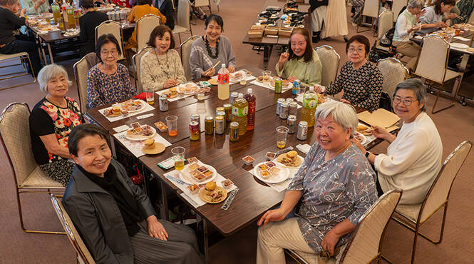 テーブルを囲んで笑顔あふれるひととき。美味しいお料理でどのお席でも会話が弾みます。