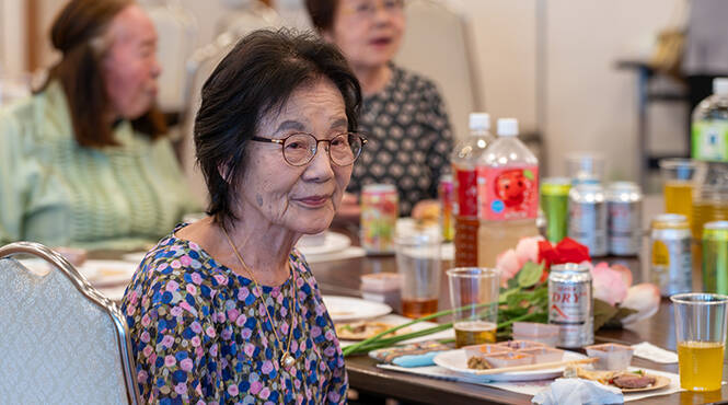 主役の先生もリラックスした表情。美味しいお料理でどのお席でも会話が弾みます。